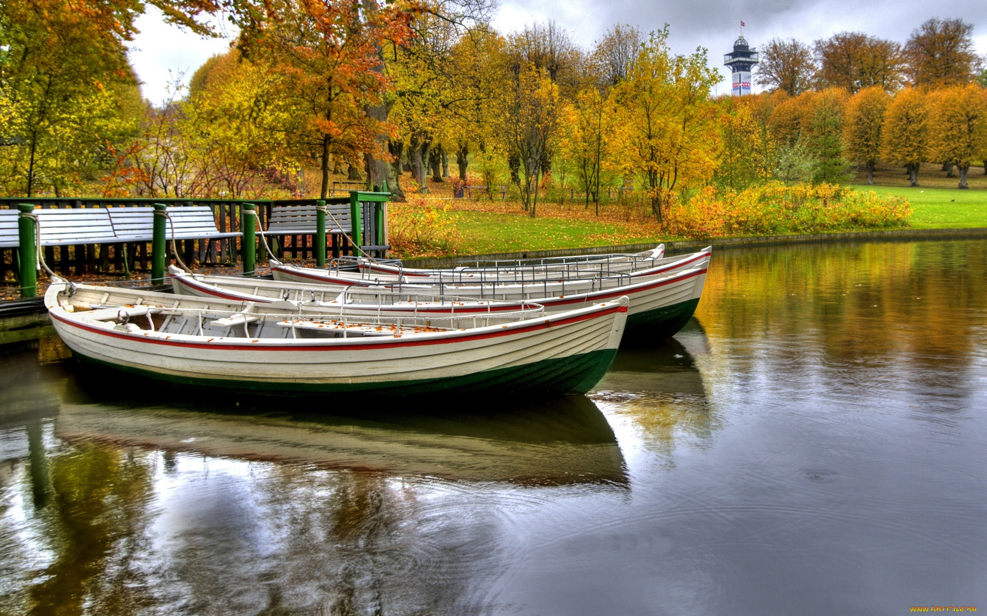 Лодки новгородская область. Причал для лодок. Пристань для лодок. Деревянный причал для лодок. Лодка на реке.